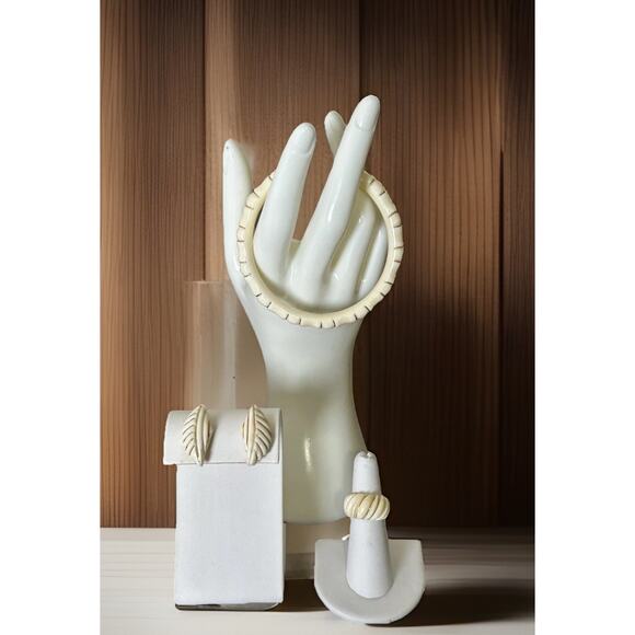 Lovely Vtg Bone - Like Jewelry Set, Screw back Earrings, Bracelet And Ring. 14k - Picture 1 of 9